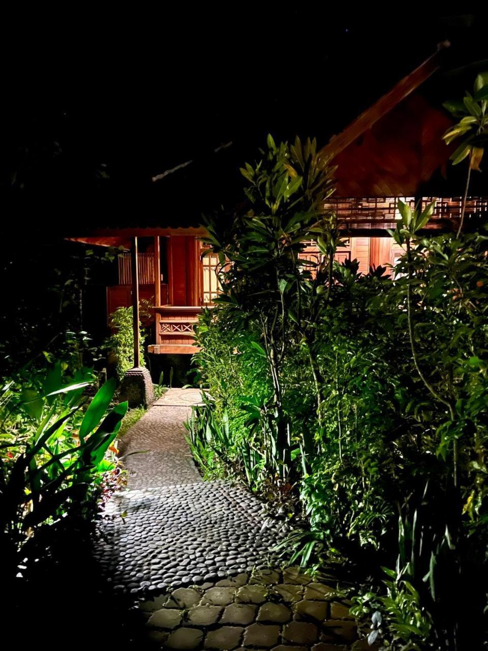 Secret Moon Beach House Jasri Exterior photo